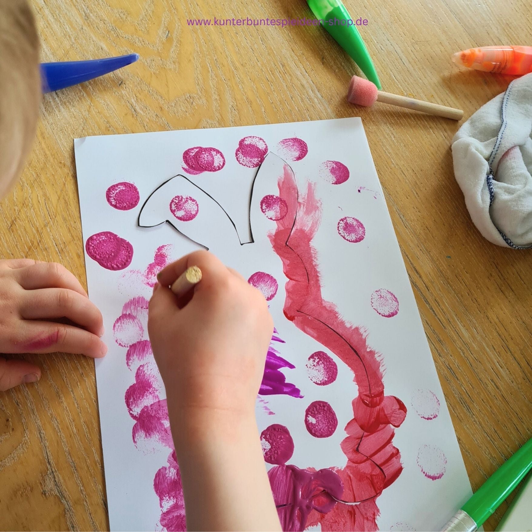 Kind gestaltet eine Osterhasen-Kontur mit Farbe und Tupftechnik. Diese Osterhase Kontur Vorlage zum Ausdrucken passt gut zu Osterbasteln mit Kindern in Kita, Ergotherapie und Frühförderung.