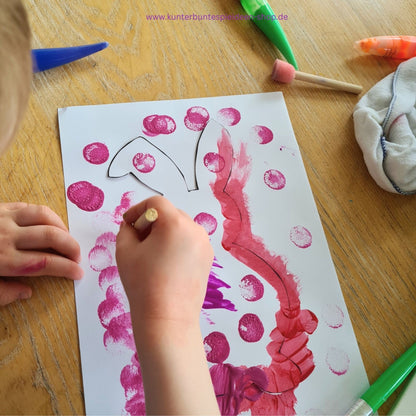 Kind gestaltet eine Osterhasen-Kontur mit Farbe und Tupftechnik. Diese Osterhase Kontur Vorlage zum Ausdrucken passt gut zu Osterbasteln mit Kindern in Kita, Ergotherapie und Frühförderung.