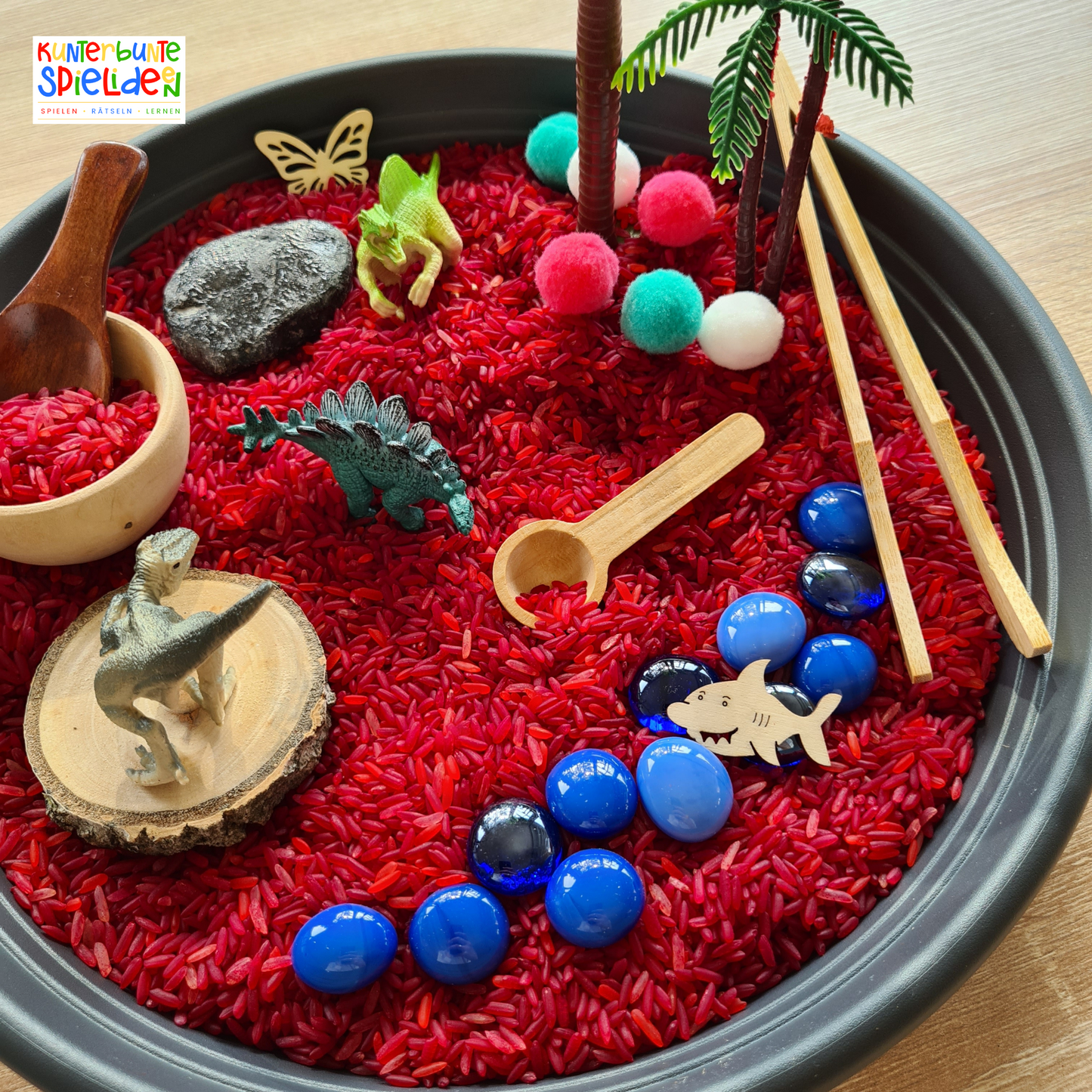 Sensorik Spiel als Geschenk: Dino Sensory Play Set mit Reis, Dinos und Werkzeugen ab 3