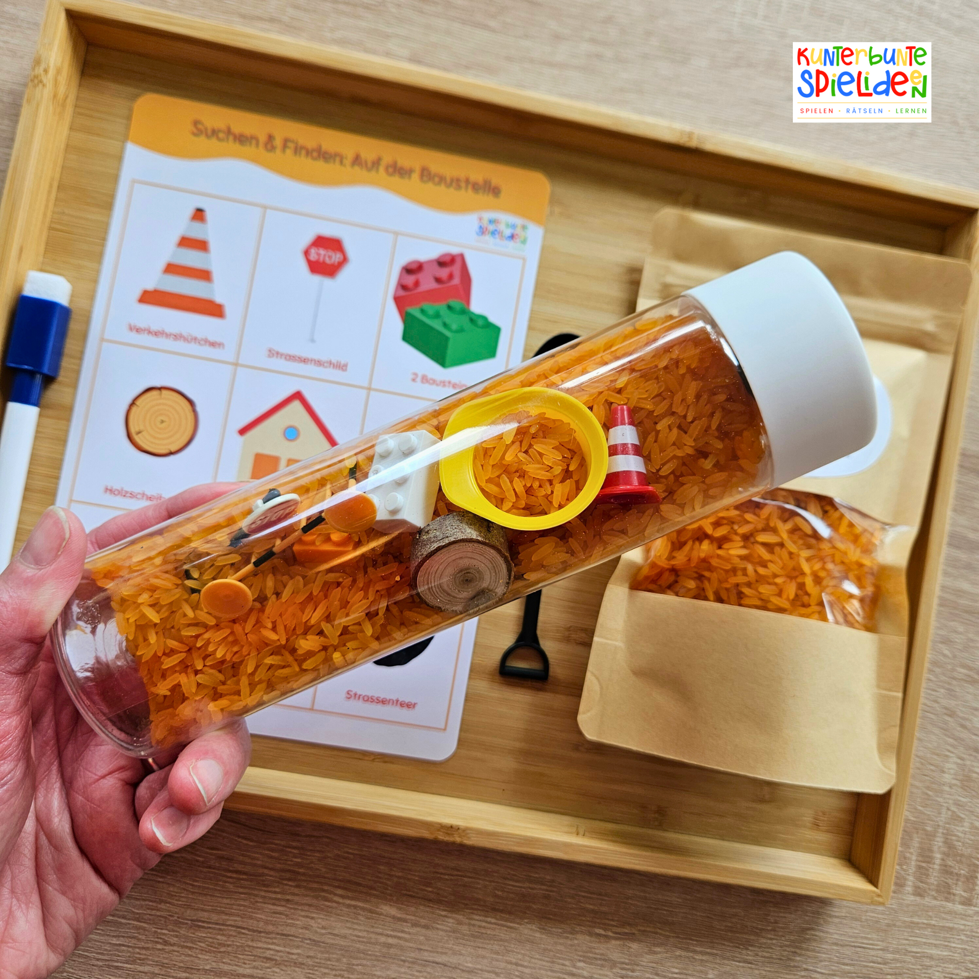 Sensorikflasche Baustelle mit Reis und Suchbild zum Abhaken, sensorisches Spiel ab 3 als Beschäftigung unterwegs