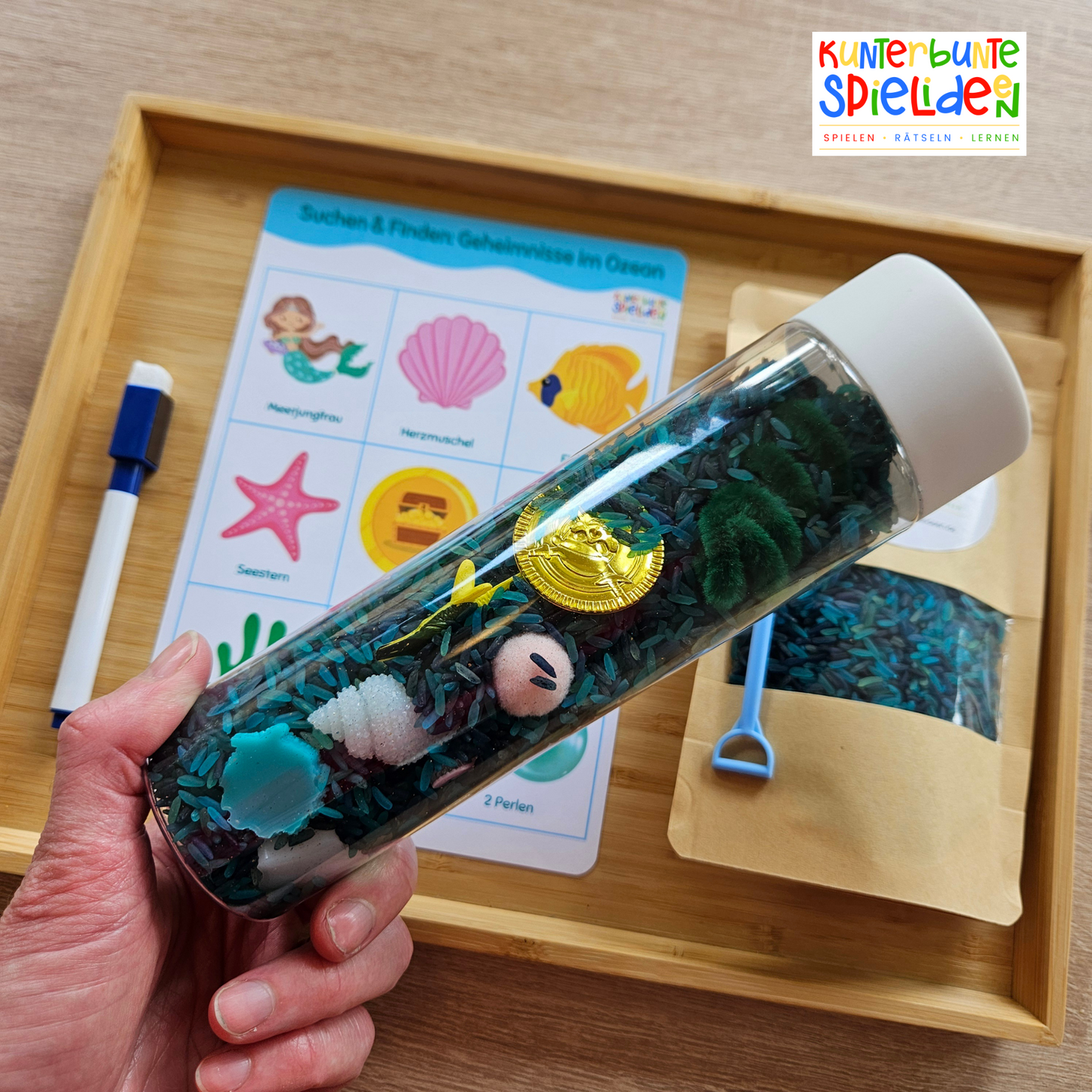 Sensorikflasche mit sensorischem Reis: Unterwasser-Motive suchen und auf dem folierten Suchbild markieren
