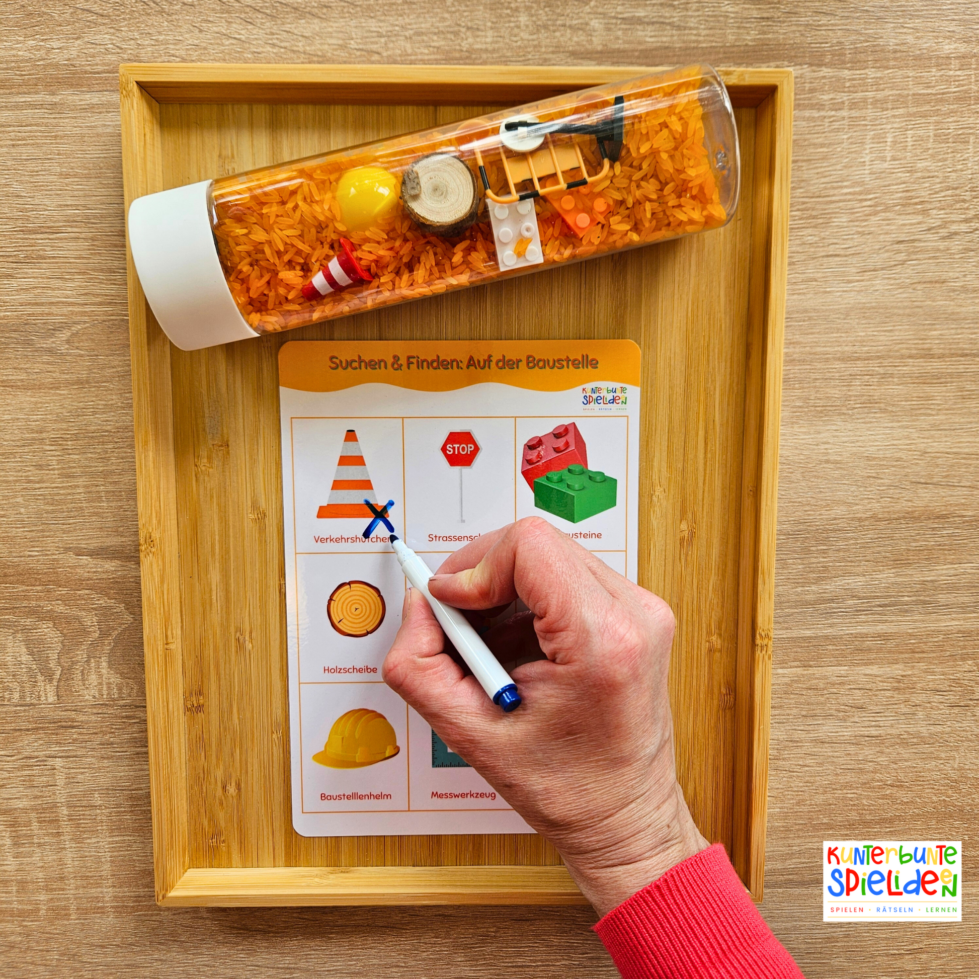 Sensorikflasche mit sensorischem Reis in Sand- und Kiesfarben, Suchspiel Baustelle mit foliertem Suchbild