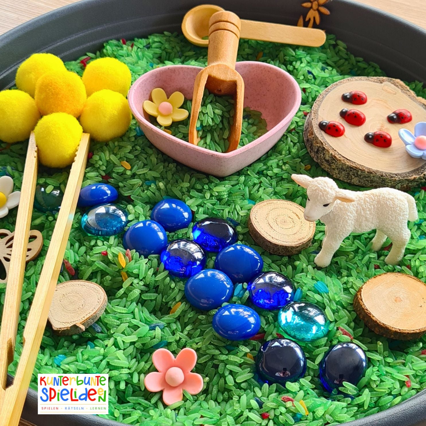 Sinneskiste Frühling Sensorisches SPiel zur Beschäftigung und beruhigung und Entspannung im Frühling mit lamm Tierfigur und Schüttwerkzeug und Schüttmaterialien nach Maria Montessori Sensory Play mit Sensorischen Reis