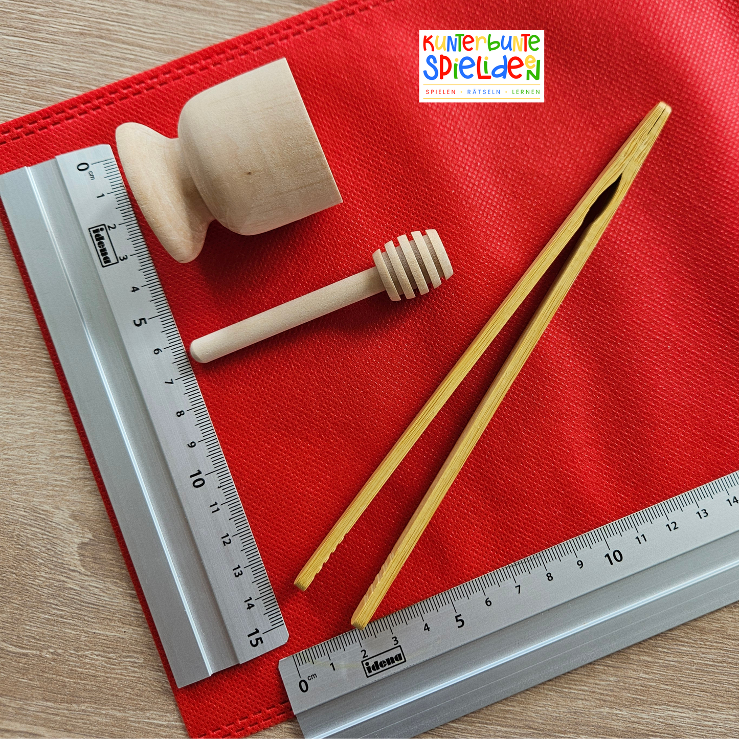 Sensorisches Spiel mit Reis: Holz-Zange, Löffel und Schaufel im Montessori Aktionstablett – Schüttspiele und Sensory Play für Hand-Auge-Koordination