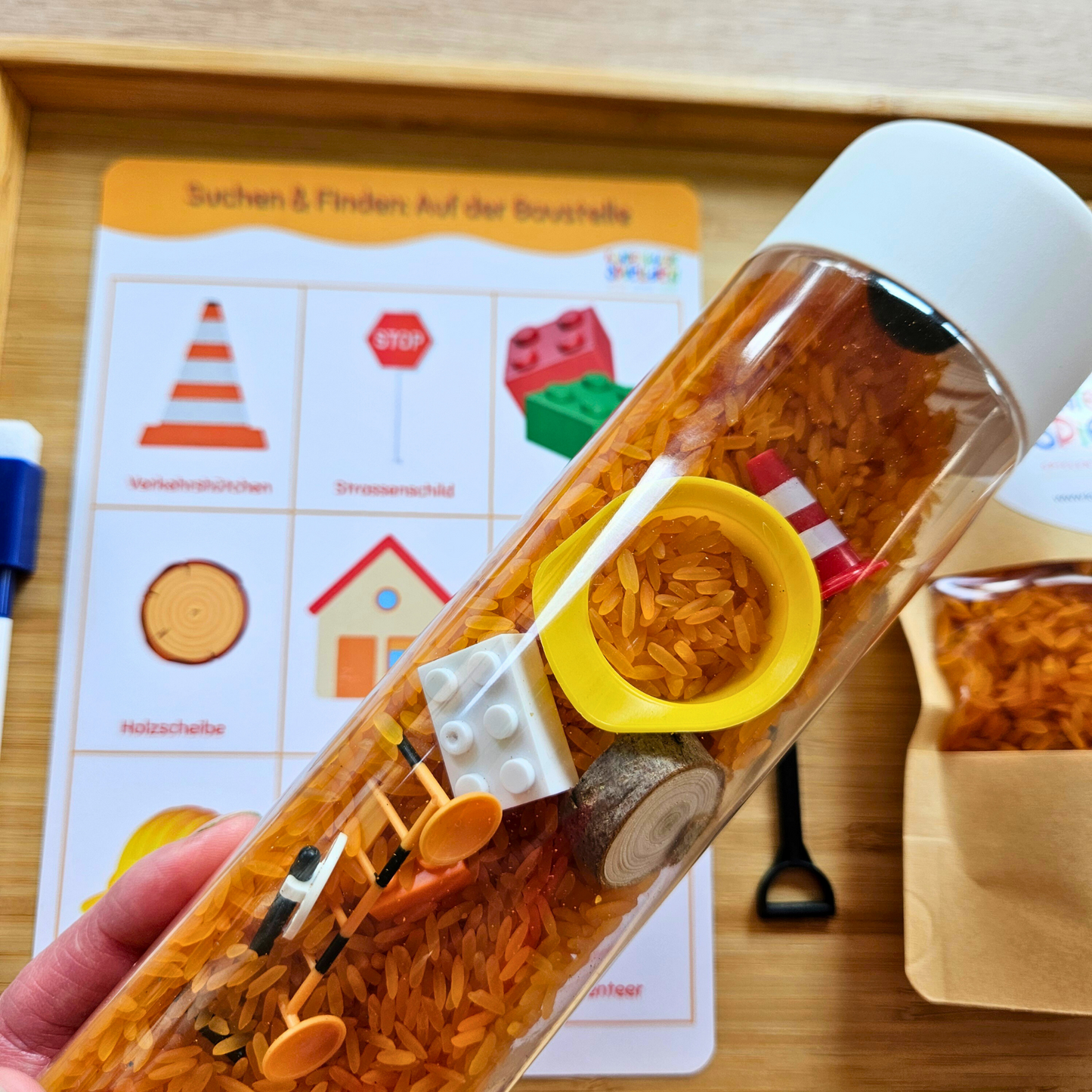Sensory Bottle Baustelle: Sensory Play mit Reis in der Flasche, Baustellenobjekte suchen und auf dem Suchbild abhaken
