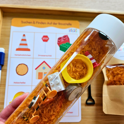 Sensory Bottle Baustelle: Sensory Play mit Reis in der Flasche, Baustellenobjekte suchen und auf dem Suchbild abhaken