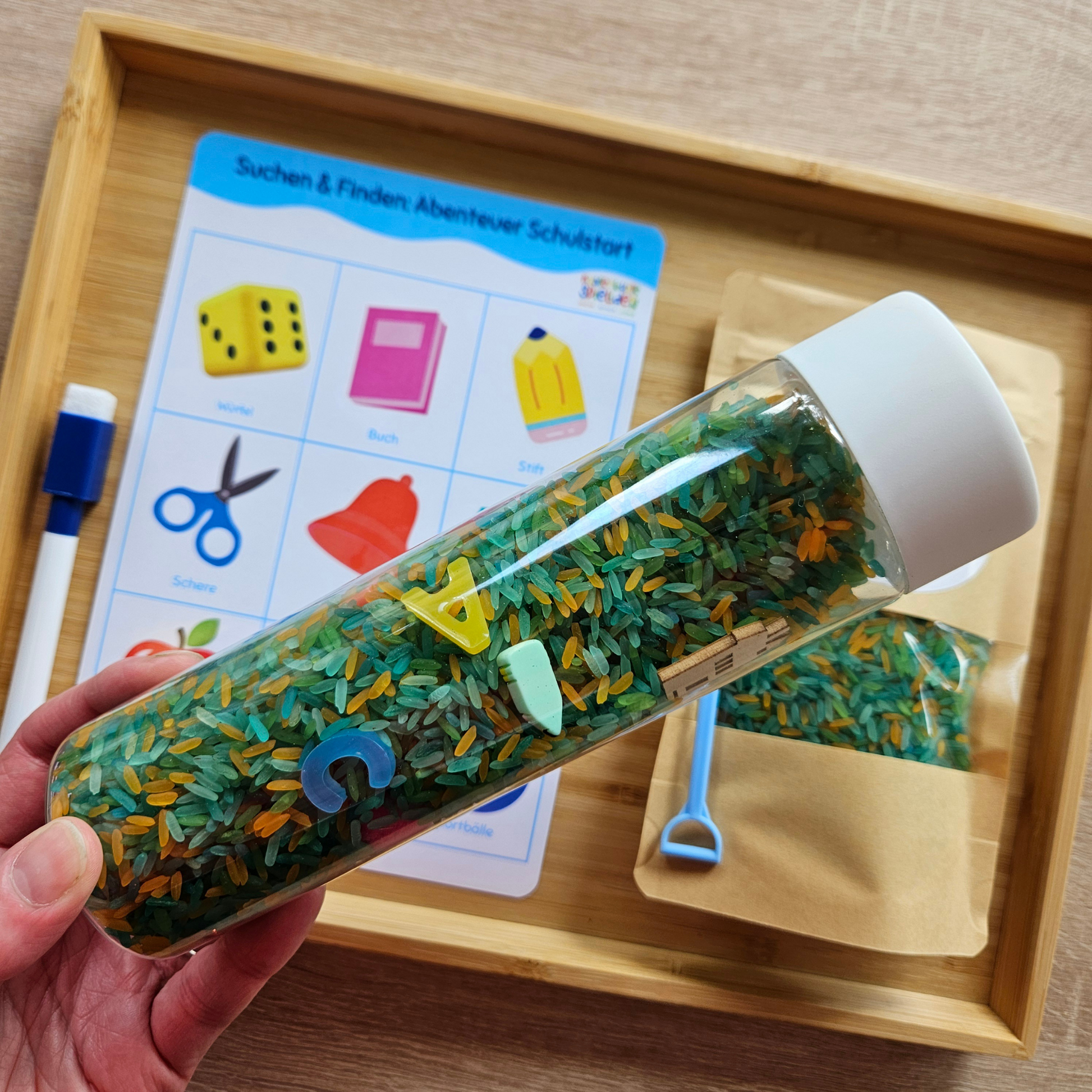 Geschenk für Kinder, die Schule spielen: Sensory Bottle Schulstart mit Reis und Suchspiel mit Suchbild