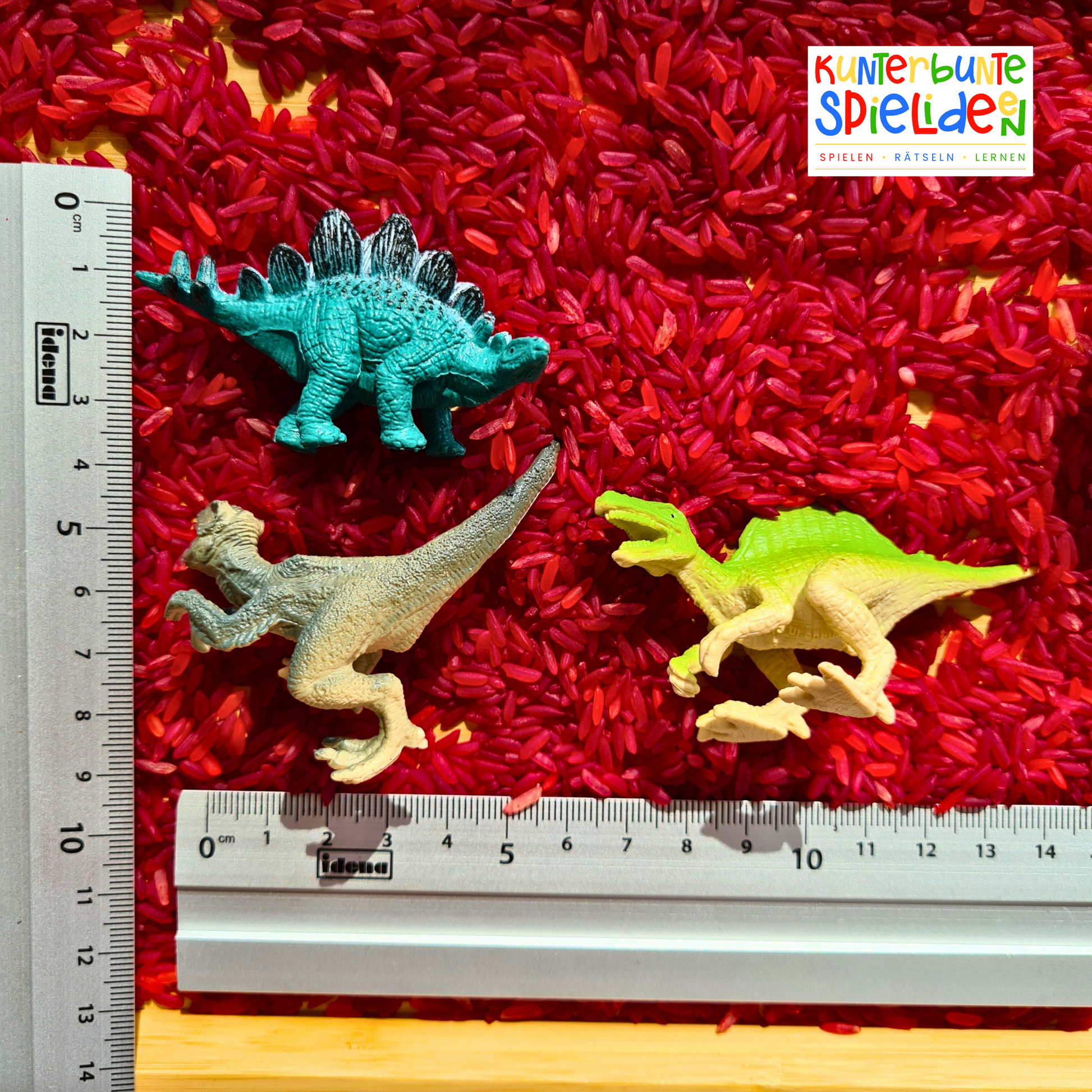 Sensory Play Dino: blaue Muggelsteine als Wasser, Palmen und Pompons im Set