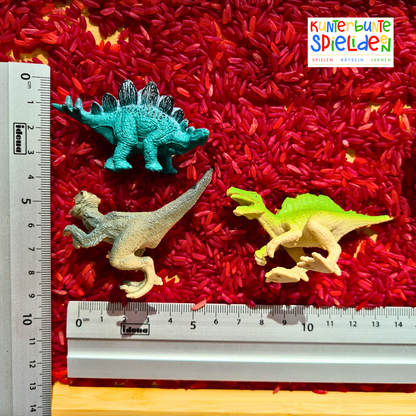 Sensory Play Dino: blaue Muggelsteine als Wasser, Palmen und Pompons im Set