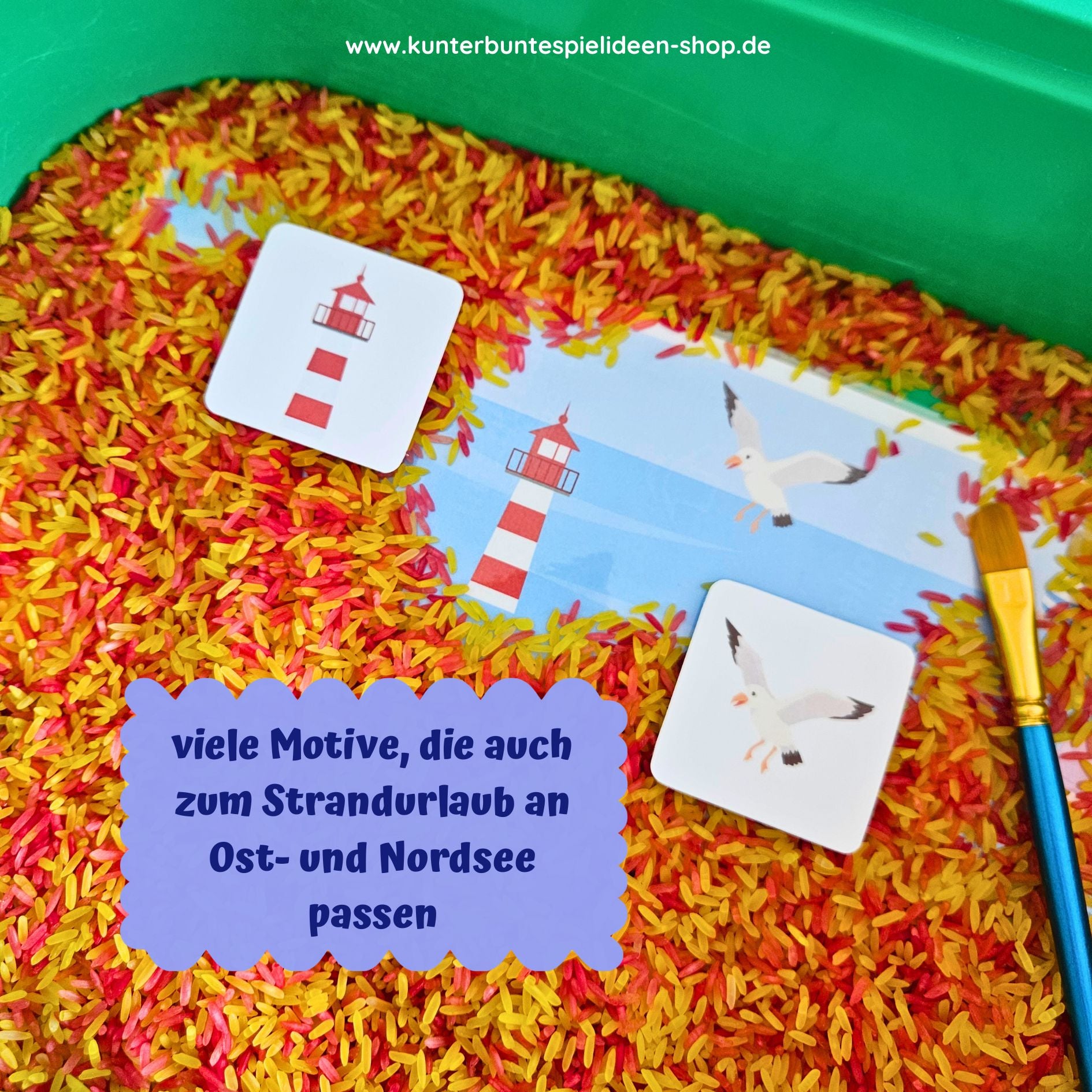 Sensorisches Spiel mit Reis im Sommer – Kind legt Leuchtturm im Suchbild frei und ordnet passende Karte zu