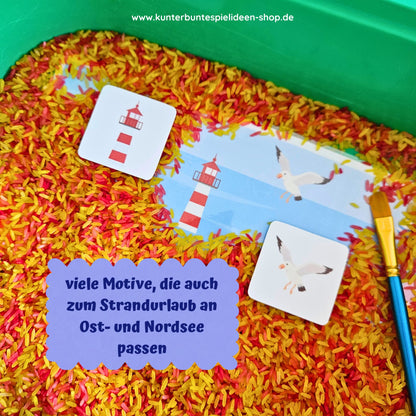 Sensorisches Spiel mit Reis im Sommer – Kind legt Leuchtturm im Suchbild frei und ordnet passende Karte zu