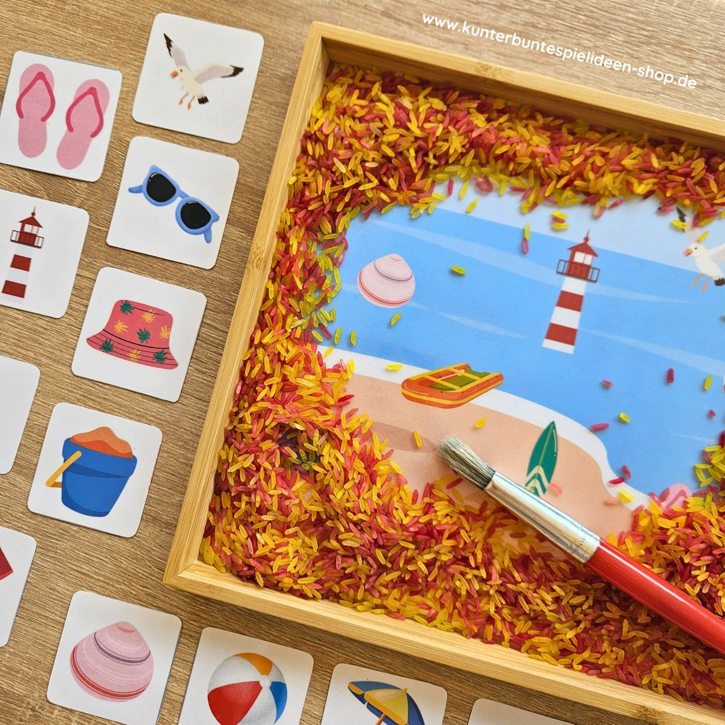 Suchbild zum Thema Sommer am Strand mit gefärbtem Reis, Boot, Leuchtturm und passenden Bildkarten
Sensorik-Spiel Strand: Kinder suchen Sommermotive wie Muschel, Boot und Sonnenbrille im bunten Reis
Kreatives Suchspiel für Kinder mit Strandmotiv und versteckten Sommer-Objekten