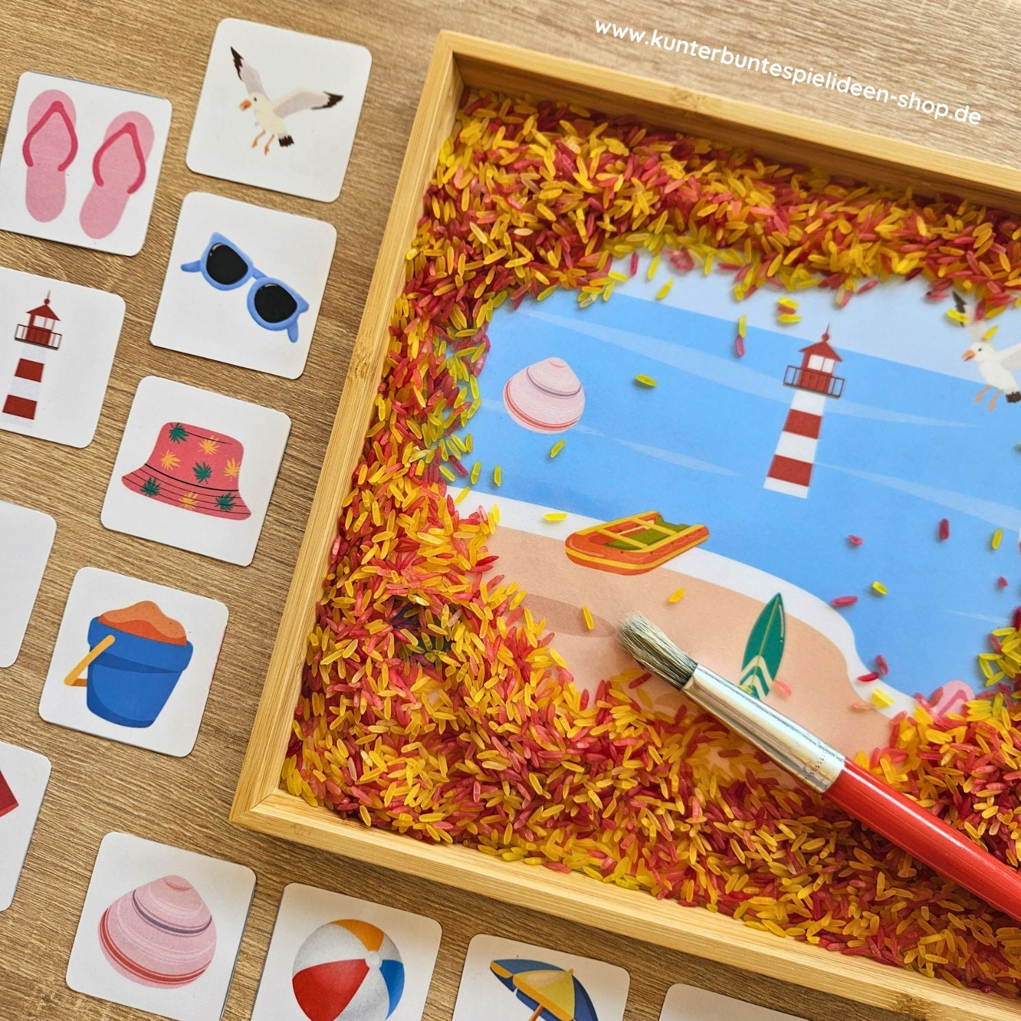 Suchbild zum Thema Sommer am Strand mit gefärbtem Reis, Boot, Leuchtturm und passenden Bildkarten
Sensorik-Spiel Strand: Kinder suchen Sommermotive wie Muschel, Boot und Sonnenbrille im bunten Reis
Kreatives Suchspiel für Kinder mit Strandmotiv und versteckten Sommer-Objekten