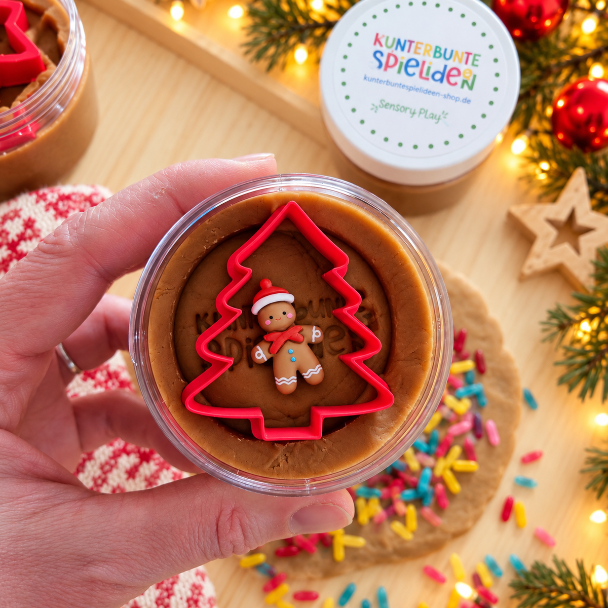 Weihnachtsbäckerei mit Knete in der Dose und Tannenbaum-Ausstecher – kreative Spielidee für Kinder in der Adventszeit mit kleiner Lebkuchenfigur.