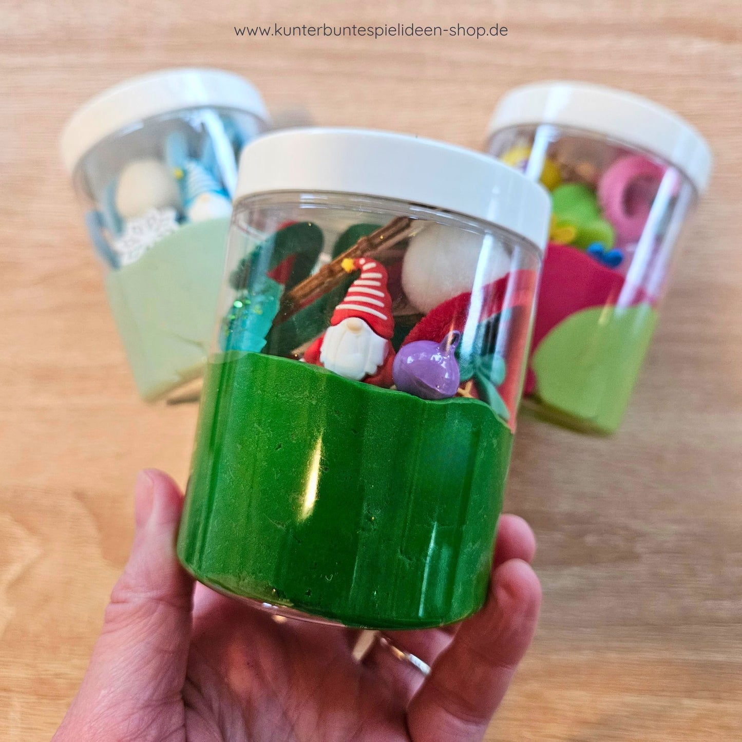 Wichtelfigur zwischen Zubehör vor Knetflächen – Geschenk zum Wichteleinzug, Wichtelzeit Set mit Knete, Sensory Play.