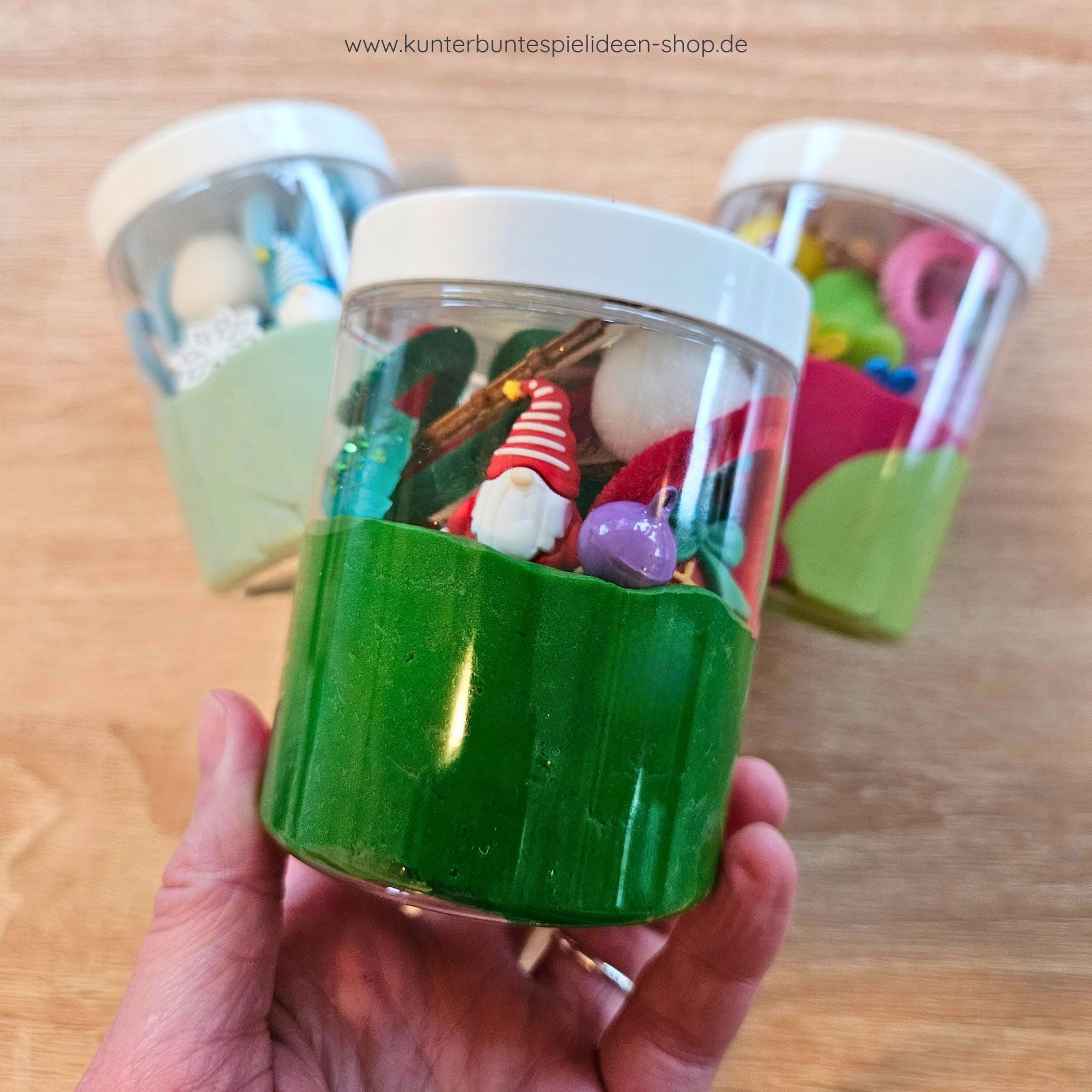 Wichtelfigur zwischen Zubehör vor Knetflächen – Geschenk zum Wichteleinzug, Wichtelzeit Set mit Knete, Sensory Play.