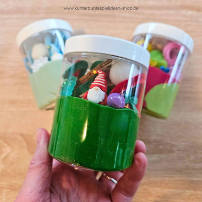 Wichtelfigur zwischen Zubehör vor Knetflächen – Geschenk zum Wichteleinzug, Wichtelzeit Set mit Knete, Sensory Play.