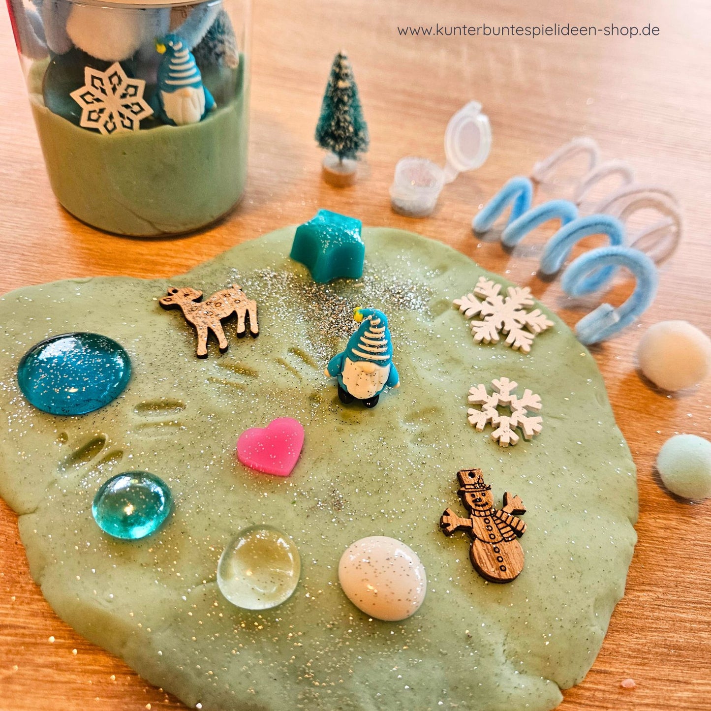 Knete zu Weihnachten-Wichtel im Schnee – Abschiedsgeschenk, Gruß bei Sondermission und Beschäftigungsspiel ohne Bildschirm; ideal für Wichteltür-Rituale und Eltern mit wenig Zeit.