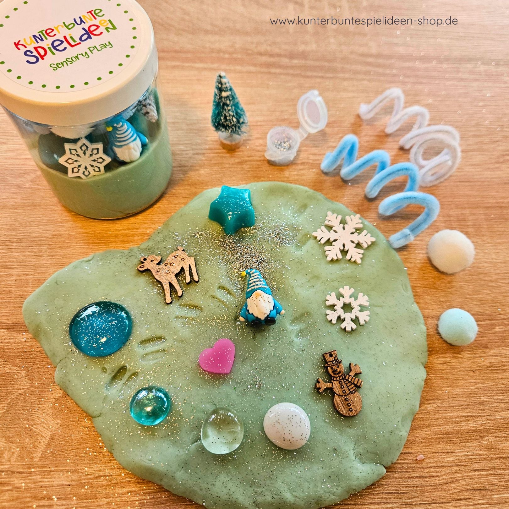 Knete als Geschenk ist Wichtel im Schnee – kleines Mitbringsel & Abschiedsgeschenk vom Wichtel; sinnvolles Beschäftigungsspiel für Kinder, Lernspielzeug und sensorisches Spiel.