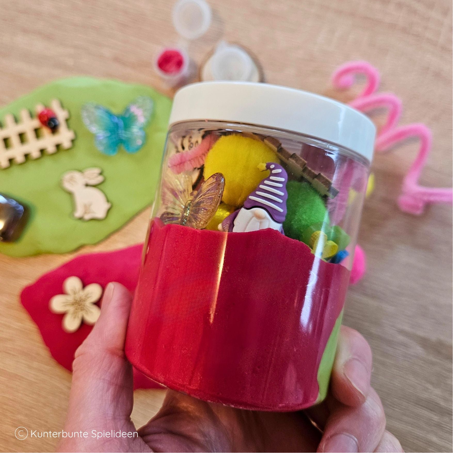 Wichtel im Frühling Knetspiel als Ostergeschenk für Kinder ab 3 Jahren mit Zubehör, Glitzer und sensorischem Reis