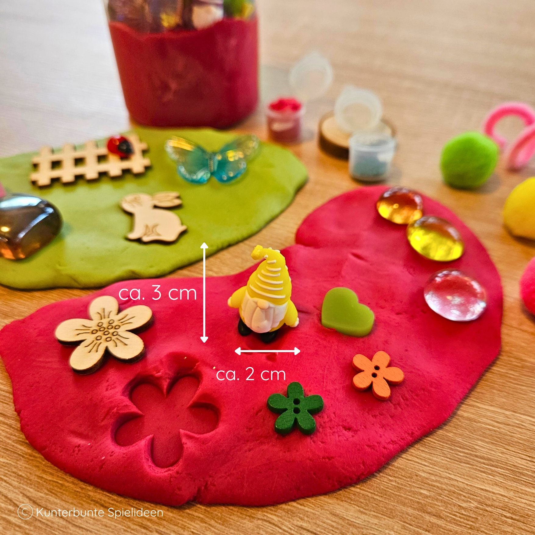 Knete als Geschenk zu Ostern mit Wichtel, Gartenzaun aus Holz, Blüten und Marienkäfer für eine kleine Frühlingsszene