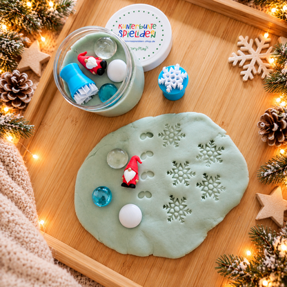Wichtelgeschenk mit Knete in der Dose, Schneeflockenstempel und drei Muggelsteinen zum Gestalten einer winterlichen Knetlandschaft mit Schneeflocken und Wichtelspuren.