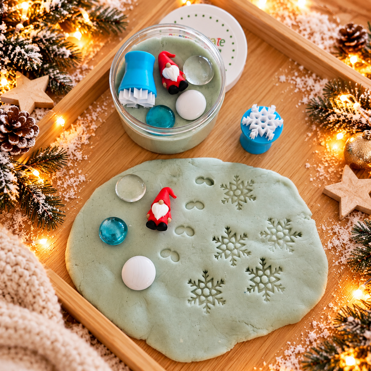 Schneeknete mit Wichtel und Schneeflockenstempel als kleine Geschenkidee für den Adventskalender oder Nikolaus, dekoriert mit winterlichen Muggelsteinen.