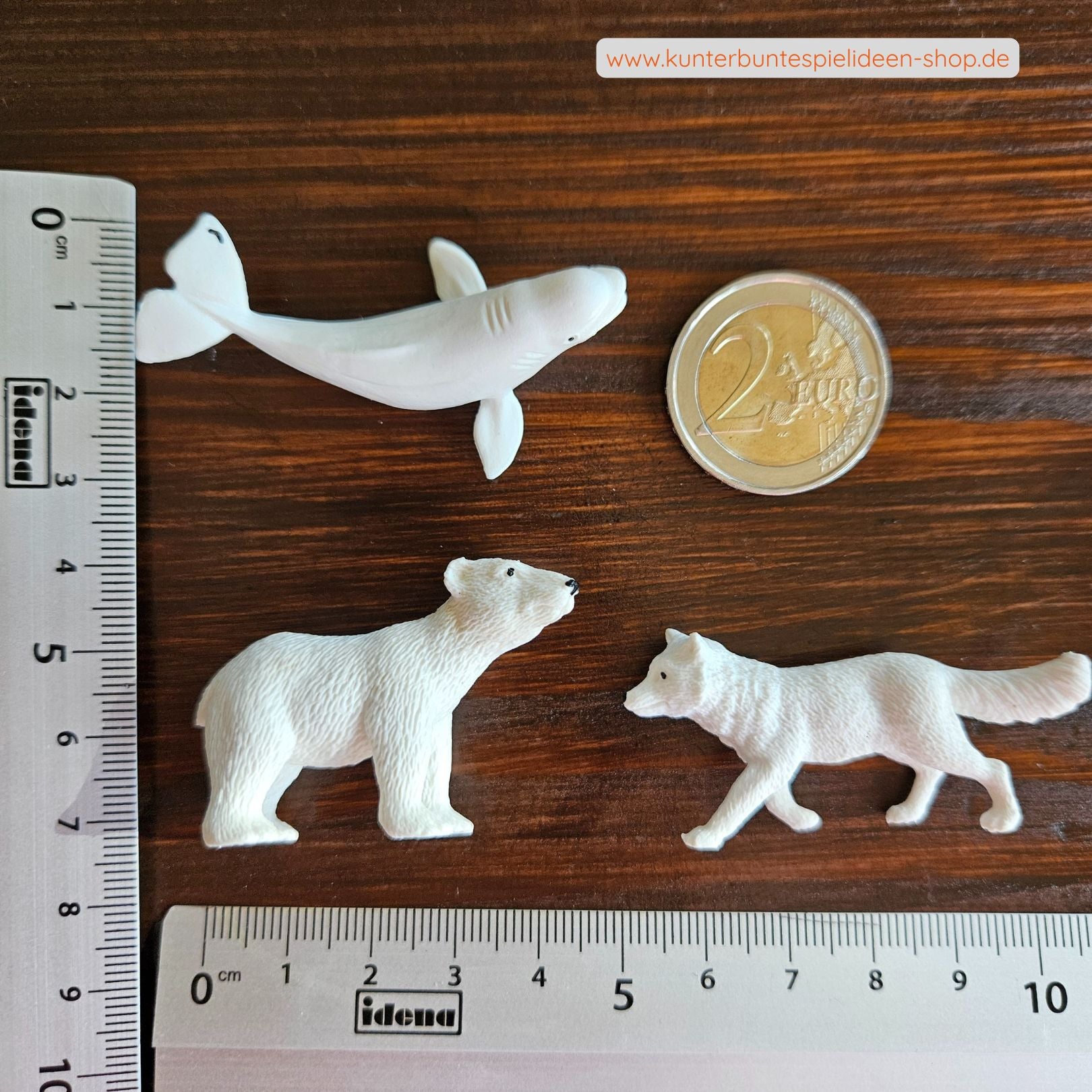 Winter-Tierfiguren für Knete im Größenvergleich mit Lineal und 2-Euro-Münze – Eisbär, Schneewolf, Belugawal als hochwertiges Knete-Zubehör für sensorisches Spiel; perfekte Adventskalender-Füllung und kleines Nikolaus-Geschenk; Montessori-inspirierte Spielidee für Kita & Zuhause, ideal zu handgemachter Softknete von Kunterbunte Spielideen, empfohlen ab 3–5 Jahren (unter 3 J. nur mit Aufsicht), handverlesen in Deutschland.