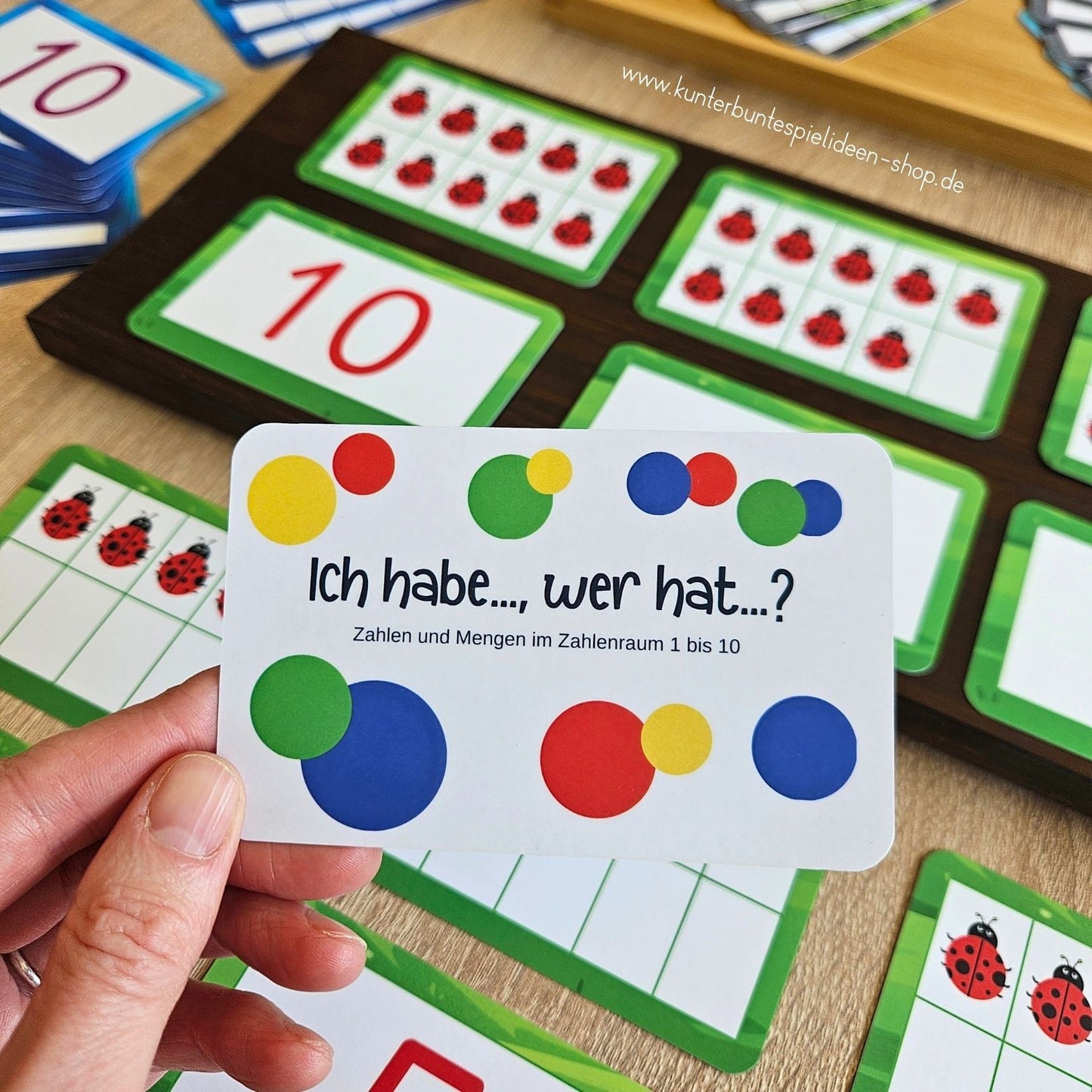 „Ich habe … wer hat?“ Spiel mit Zahlenkarten und Mengenkarten im Zehnerfeld im Zahlenraum 1 bis 10 für Vorschule und 1. Klasse. Spielerisches Mathe Lernmaterial zur Verbindung von Zahl und Menge und zum Aufbau von Zahlverständnis.