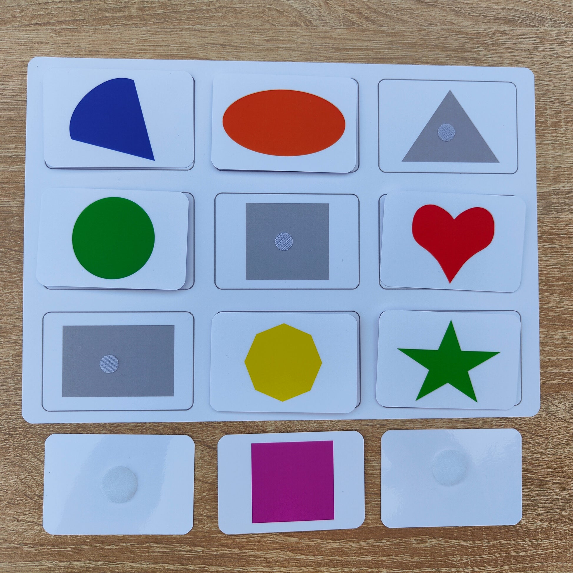Memory Spiel mit Formen für Kinder in einer Klettmappe zum spielerischen Lernen