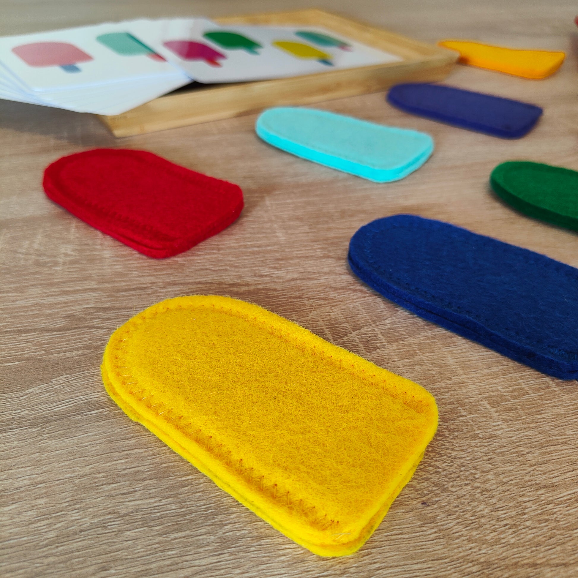 Montessori Lernspiel mit abwischbaren Vorlagen, bei dem Kinder Farben zuordnen, Kombinationen nachspielen und mit steigendem Schwierigkeitsgrad konzentriert lernen können