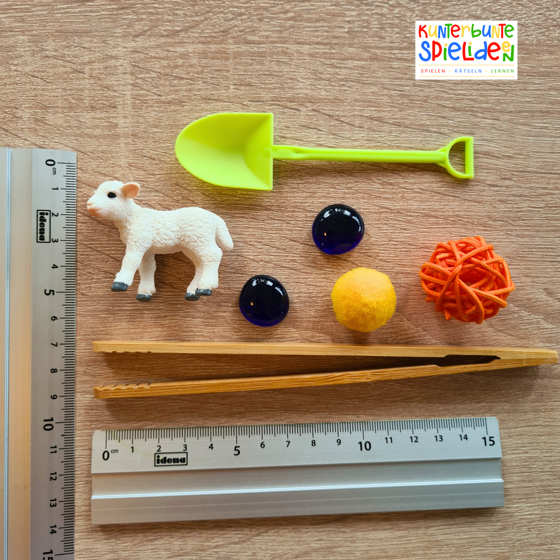 Schüttspiel für Kleinkinder ab 3: Holzzange, Löffel und Eimer im Sensorik-Set – Feinmotorik fördern durch Umfüllen