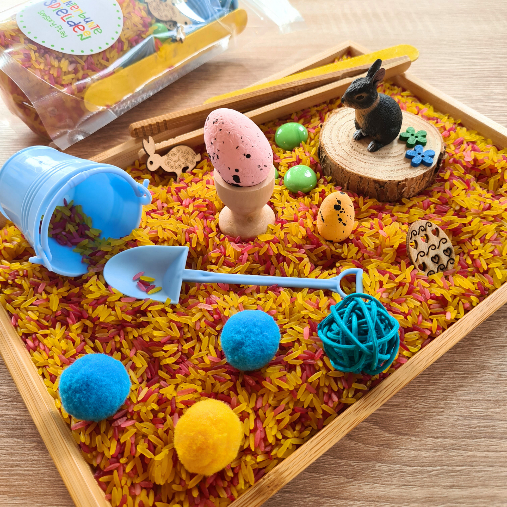 Fühlspiel für Kinder zu Ostern und Frühling mit Sensorik Reis und liebevoll ausgewähltem Zubehör