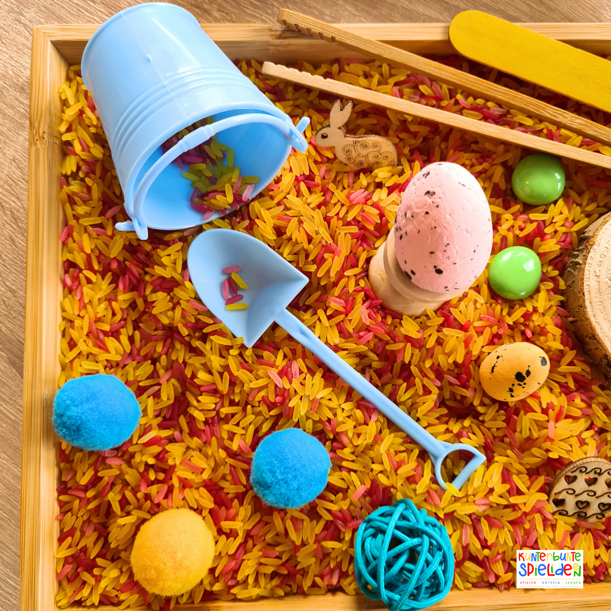 Sensorisches Spiel für Kinder mit buntem Reis als Beschäftigungsidee für Ostern und Frühling