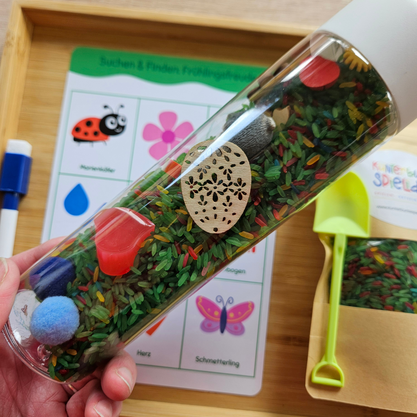 Sensorikflasche als sensorisches Suchspiel: Frühlingssymbole im Reis finden und auf dem Suchbild abhaken, Montessori inspiriert
