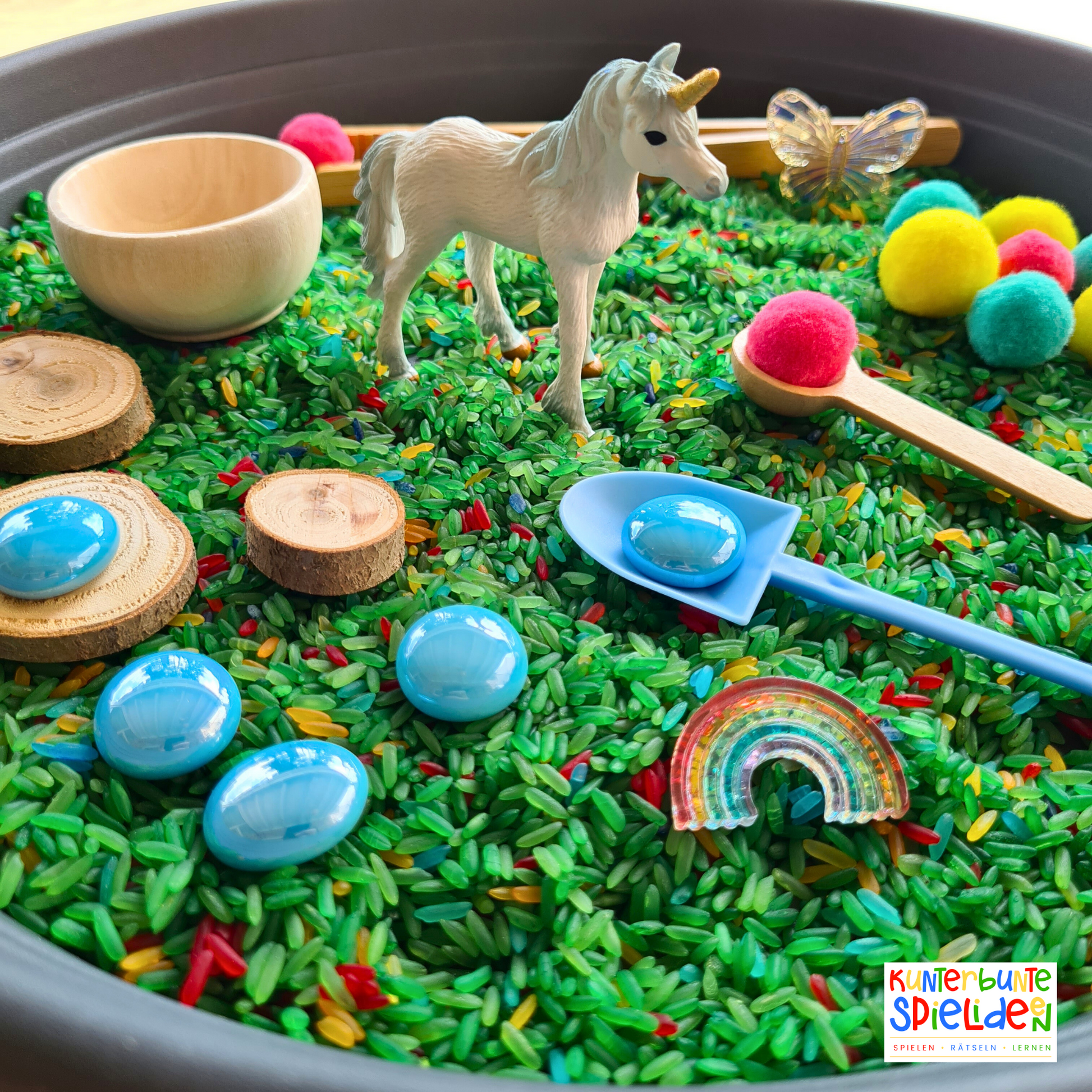 sensorisches Einhorn Schüttspiel mit Reis für Kleinkinder Montessori Fühlspiel