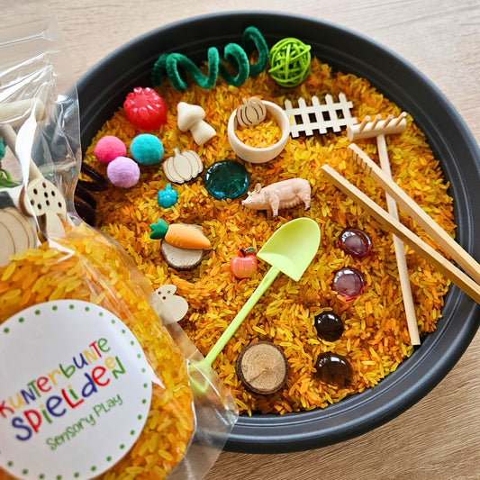 „Sensorisches Spiel Erntedankfest mit gelb-orangem Reis, Holzschale, Bauernhoftierfigur, Werkzeugen und Zubehör im Beutel – Montessori inspiriertes Herbst-Sensory-Play