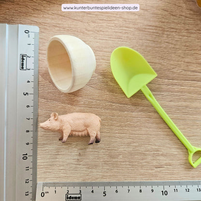 Bauernhoftier Schwein, Holzschale und Schaufel im Größenvergleich – Zubehör des sensorischen Spiels Erntedankfest