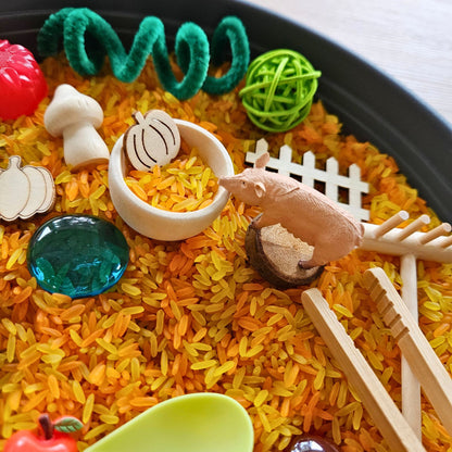 Bauernhoftier Schwein im sensorischen Spiel Herbst – Montessori Aktionstablett mit Reis, Holzteilen und Erntezubehör