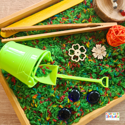 Inhalt vom Sensorik-Set Frühling: Lämmchen Figur, Marienkäfer aus Holz, Muggelsteine, Pompoms und Spielreis Montessori Spiele Frühling