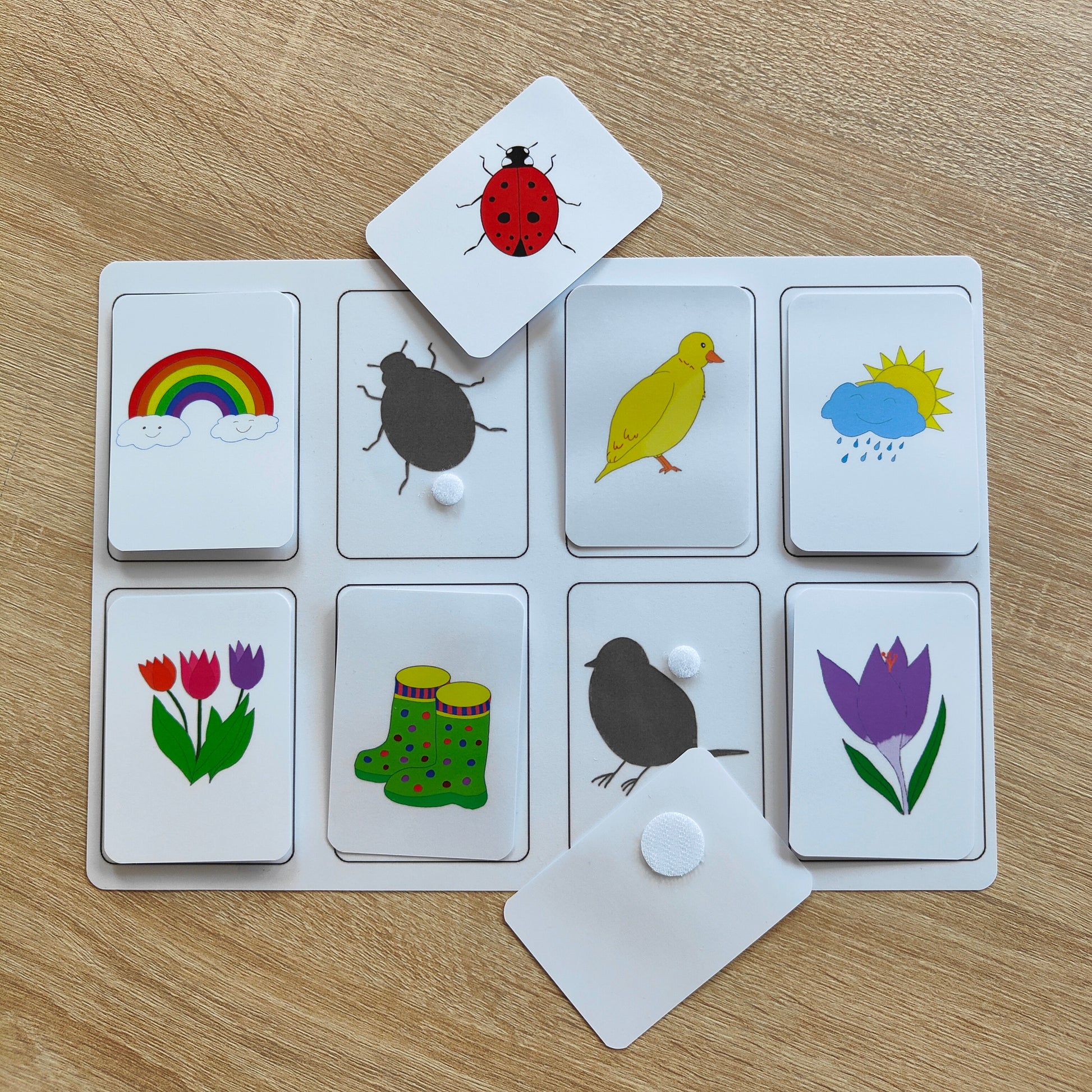 Zuordnungsspiel für Kinder ab 3 Jahren mit Klettpunkten, bei dem Frühlingssymbole den passenden Schattenbildern zugeordnet werden. Dieses Frühling Lernspiel fördert spielerisch Wahrnehmung und Konzentration.