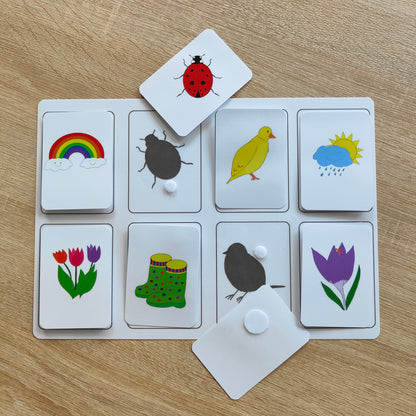 Zuordnungsspiel für Kinder ab 3 Jahren mit Klettpunkten, bei dem Frühlingssymbole den passenden Schattenbildern zugeordnet werden. Dieses Frühling Lernspiel fördert spielerisch Wahrnehmung und Konzentration.